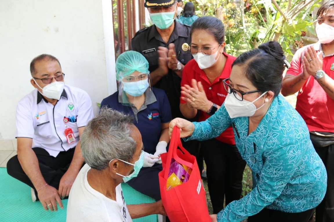 podiumnews.com-Tuntaskan Vaksinasi Penyandang Disabilitas, PKK Tabanan Jemput Bola ke Rumah-rumah